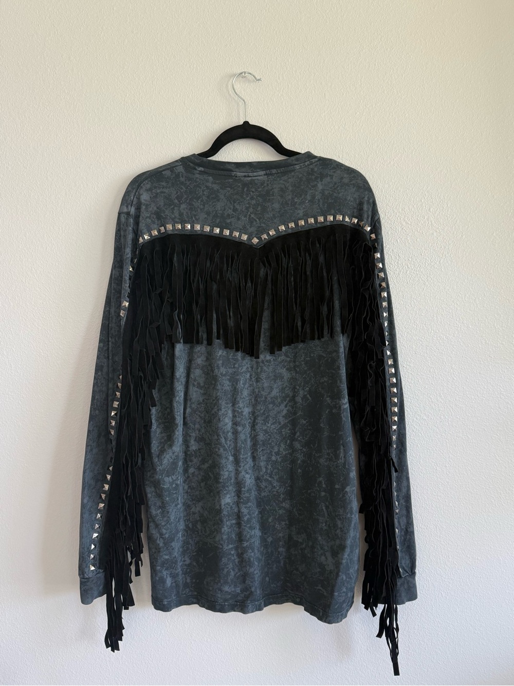 ASOS Men’s Washed Charcoal Long Sleeve Fringe Tee - Picture 3 of 3